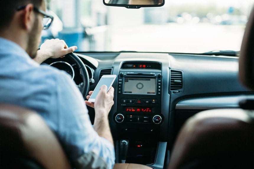 Sprečavanje vozača da koriste mobilni dok upravljaju vozilima