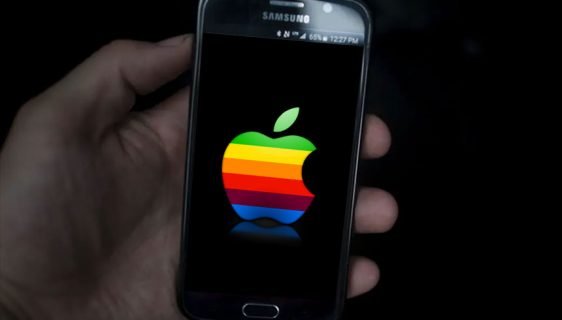 Tužio Apple tvrdeći da su ga pretvorili u homeseksualca