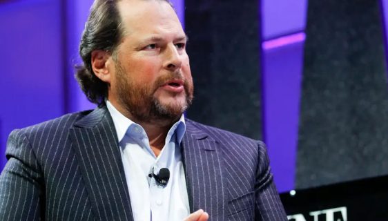 Marc Benioff uporedio Facebook sa cigaretom koja izaziva ovisnost i trebalo bi je razbiti