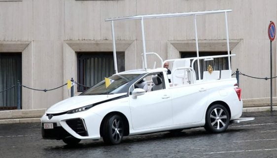 papamobil Toyota Mirai