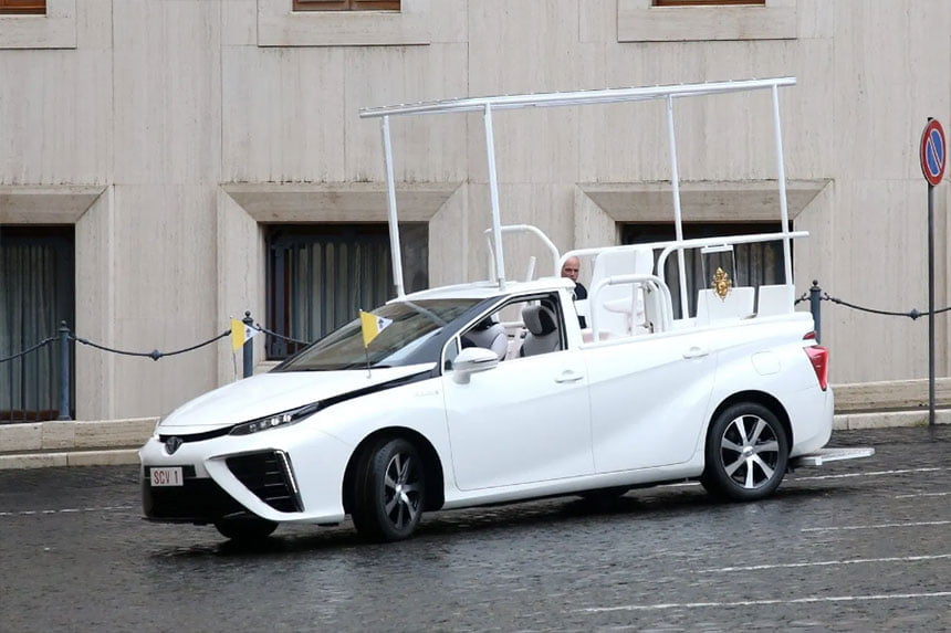 papamobil Toyota Mirai