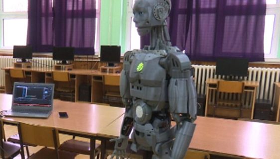 Srednjoškolac iz Kikinde i robot "Hjugo" pobijedili na takmičenju u Budimpešti