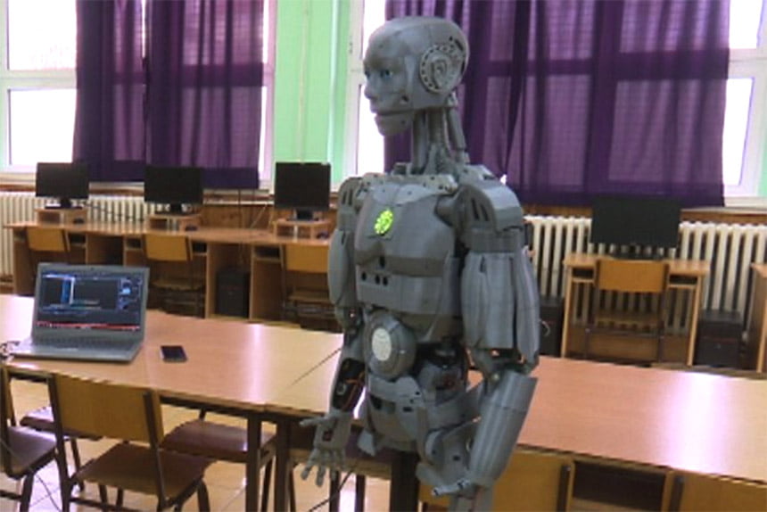 Srednjoškolac iz Kikinde i robot "Hjugo" pobijedili na takmičenju u Budimpešti