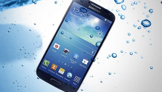 Stručnjaci preporučuju šta da radite ako vam telefon padne u vodu