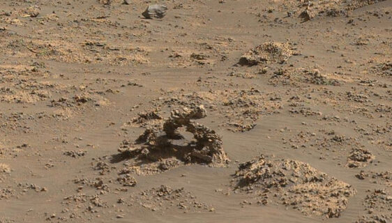 Rover Curiosity snimio neobičan predmet na Marsu