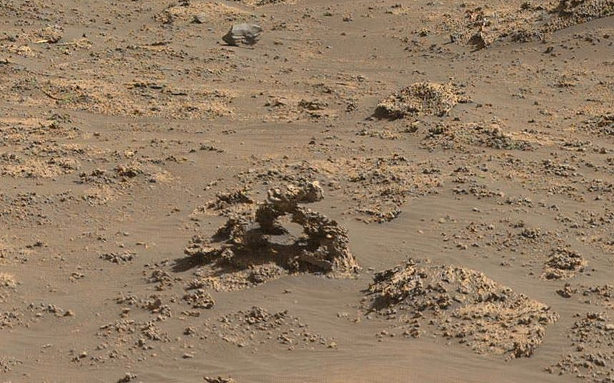 Rover Curiosity snimio neobičan predmet na Marsu