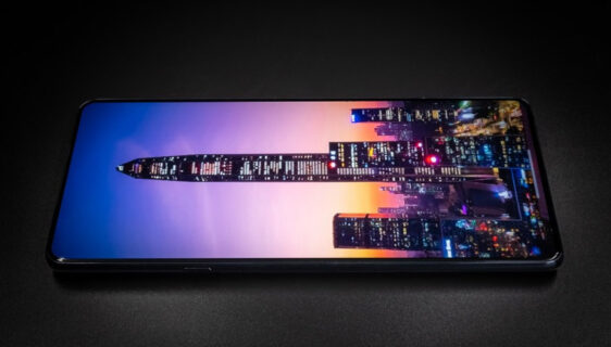 Motorola Moto Edge X30 - kamera ispod ekrana