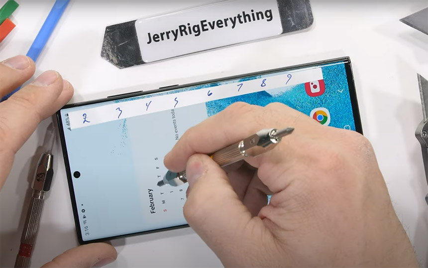 Samsung Galaxy S22 Ultra na JerryRigEverything testu ogrebotina i savijanja