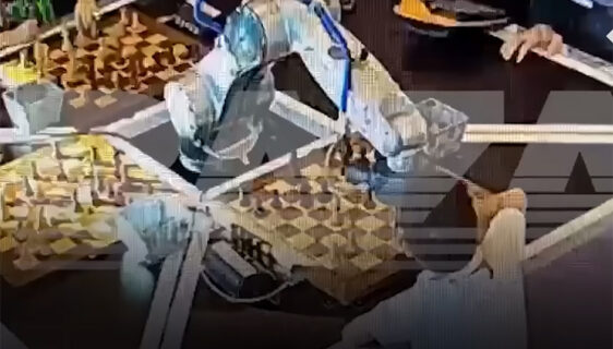 Robot za igranje šaha slomio sedmogodišnjaku prst (screenshot)