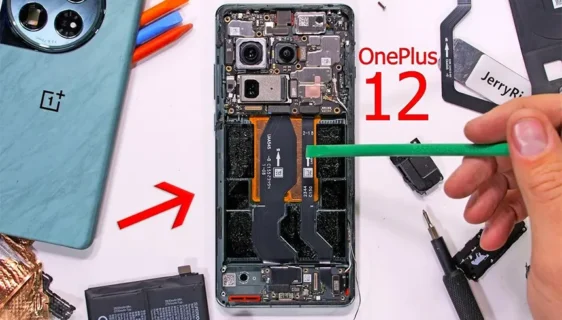 Rastavljeni OnePlus 12 (YouTube/Screenshot/@JerryRigEverything)