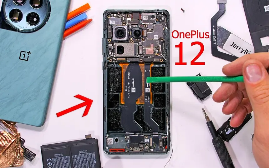 Rastavljeni OnePlus 12 (YouTube/Screenshot/@JerryRigEverything)