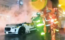 Nezadovoljni građani zapalili Waymo autonomno taxi vozilo