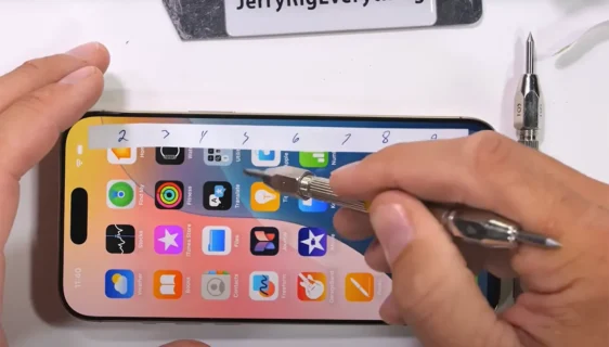 iPhone 16 Pro Max test izdrzljivosti (Foto: Screenshot, Youtube @JerryRigEverything)