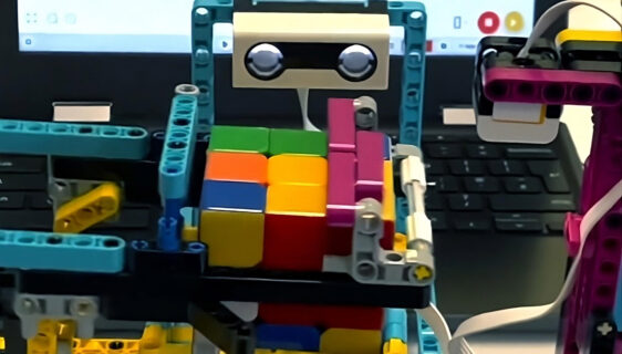 Tinejdžer razvio Lego robota koji rješava Rubikovu kocku (foto: screenshot / x)