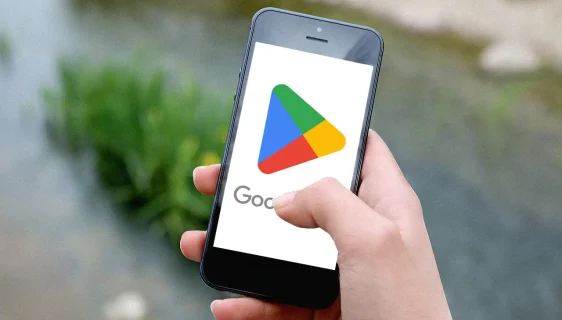 Ilustracija, ruka drži telefon, google play (Foto: Free image at Pixabay @Vika_Glitter, edited by IT mixer)