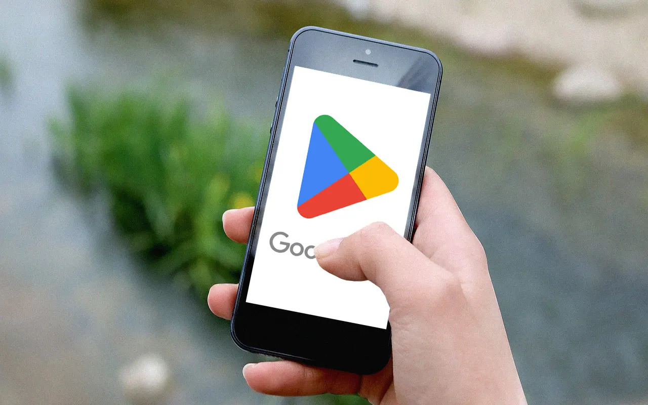 Ilustracija, ruka drži telefon, google play (Foto: Free image at Pixabay @Vika_Glitter, edited by IT mixer)