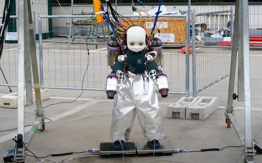 iRonCub3 – prvi humanoidni robot na svijetu koji može da leti
