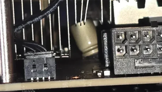 GeForce RTX 5090 PNY grafička kartica doživjela eksploziju kondenzatora pored 16-pinskog konektora (Foto: r/ RoboDogRush)