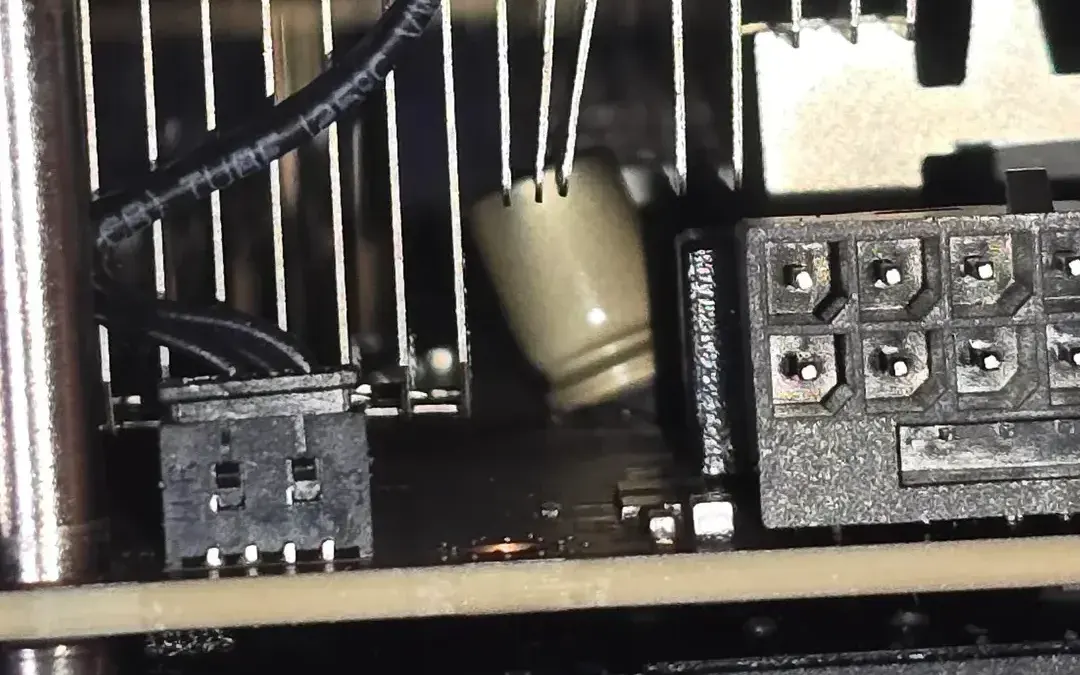 GeForce RTX 5090 PNY grafička kartica doživjela eksploziju kondenzatora pored 16-pinskog konektora (Foto: r/ RoboDogRush)