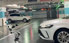 Humanoidni robot vuče automobil od 1,4 tone (Foto: Screenshot, X @TheHumanoidHub)