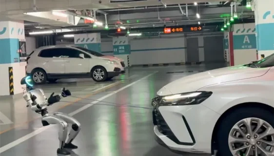 Humanoidni robot vuče automobil od 1,4 tone (Foto: Screenshot, X @TheHumanoidHub)