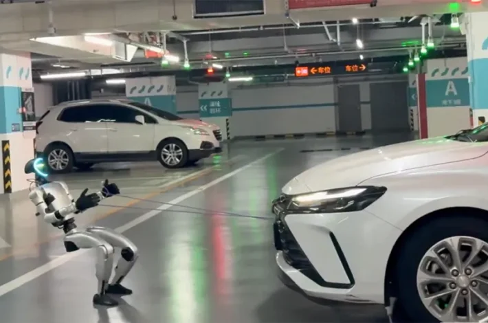 Humanoidni robot vuče automobil od 1,4 tone (Foto: Screenshot, X @TheHumanoidHub)