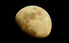 Misterija mjesečevog prašnjavog oreola riješena: temperaturne razlike krivac za neujednačen sjaj