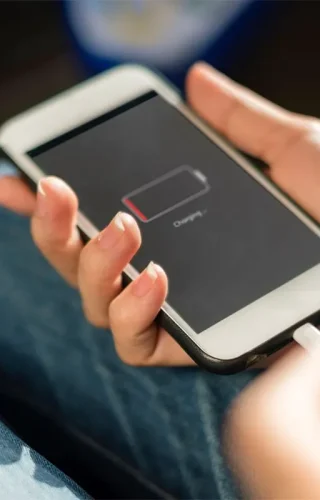 Punjenje baterije telefona, telefon na punjaču (Foto: ilustracija, pixabay @StockSnap)