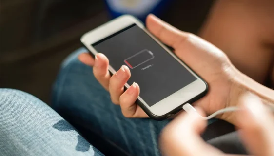 Punjenje baterije telefona, telefon na punjaču (Foto: ilustracija, pixabay @StockSnap)