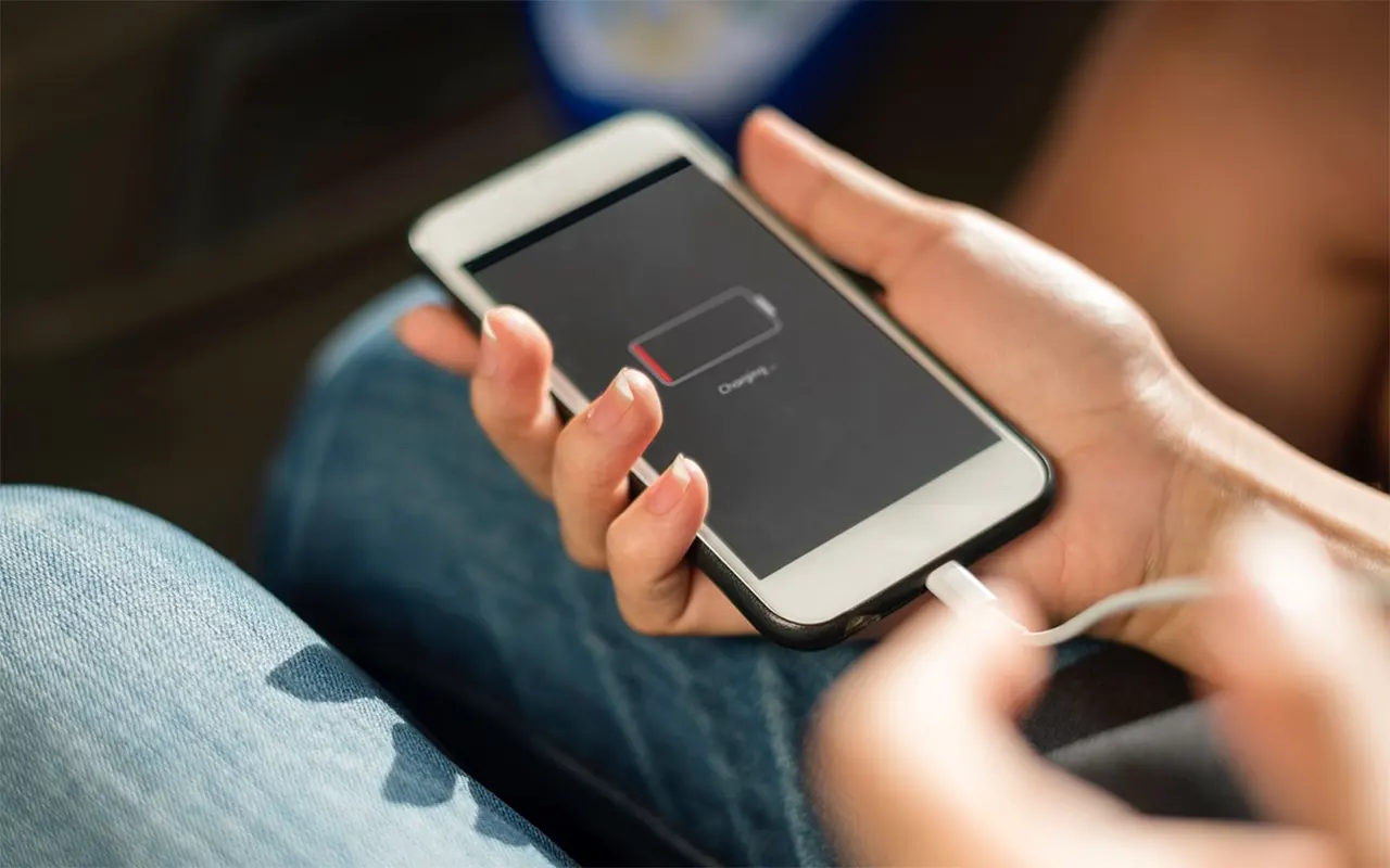 Punjenje baterije telefona, telefon na punjaču (Foto: ilustracija, pixabay @StockSnap)