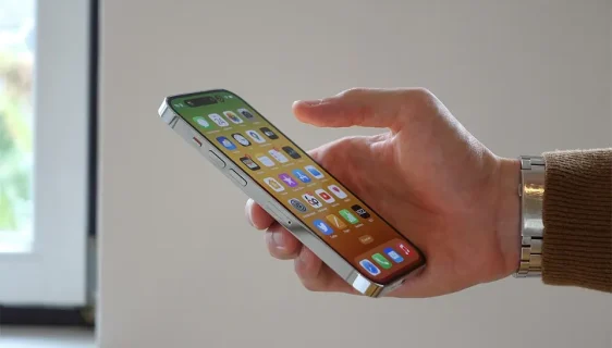 iPhone korisnik (Foto: ilustracija, pixabay @lukgehr)