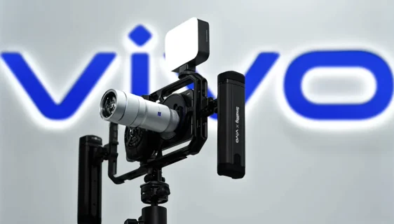 Vivo X300 Ultra stiže globalno: 1-inčni senzor, 17x optički zum i Zeiss 400mm dodatak